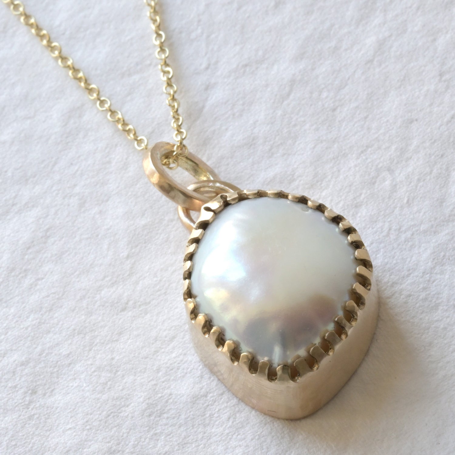 PEARL NECKLACE, large baroque pearl set in 9ct yellow gold, scalloped style setting